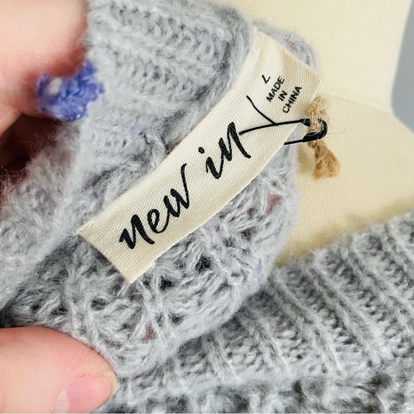 New In Colorful Trim Pullover Crew Neck Sweater- Size Large- NWT - Picture 11 of 12